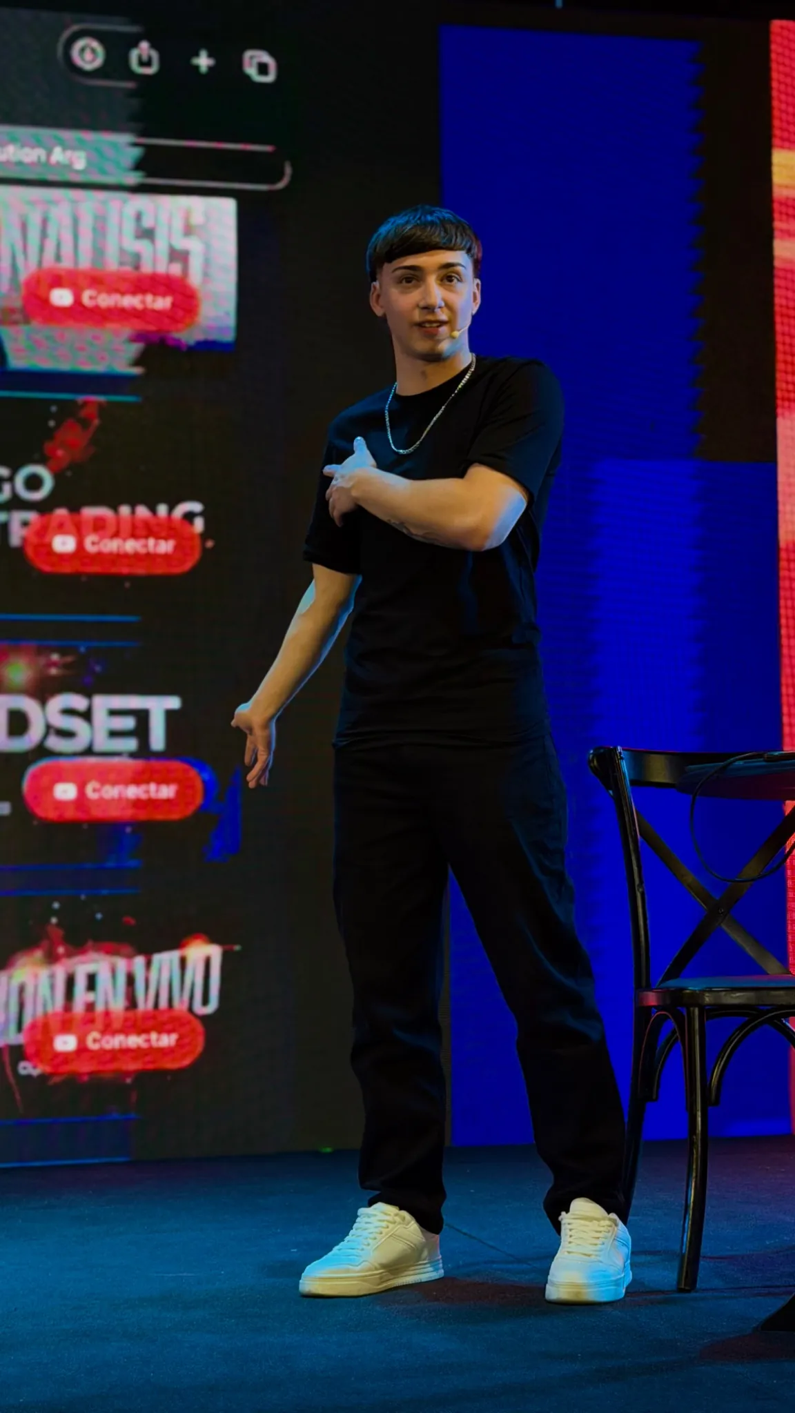 Facundo dando una formación presencial